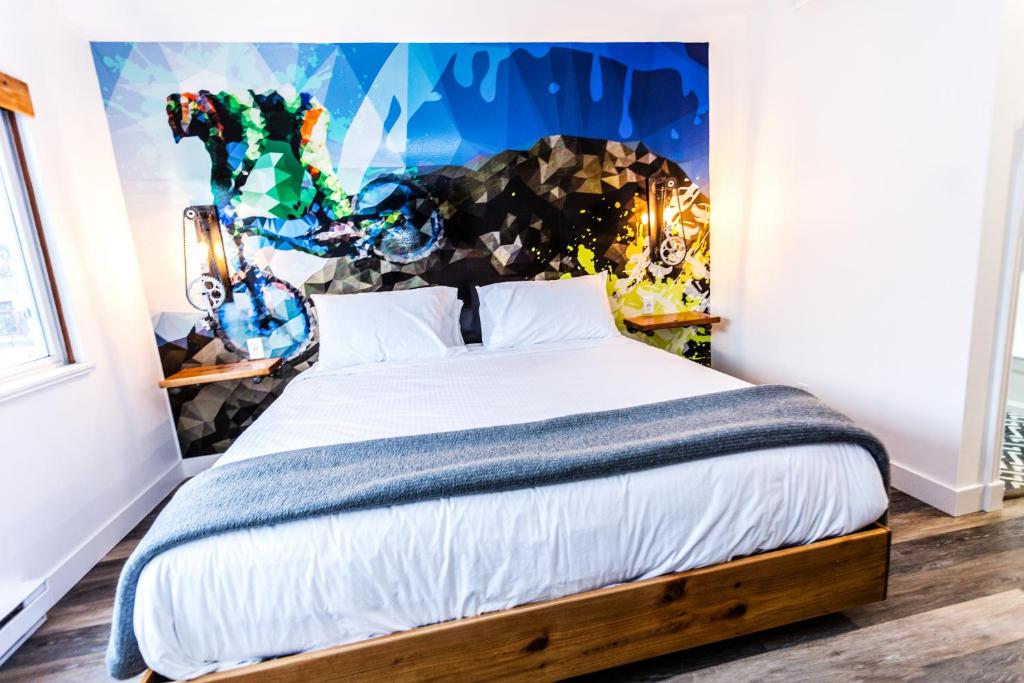 Postel nebo postele na pokoji v ubytování Crash Hotel Squamish