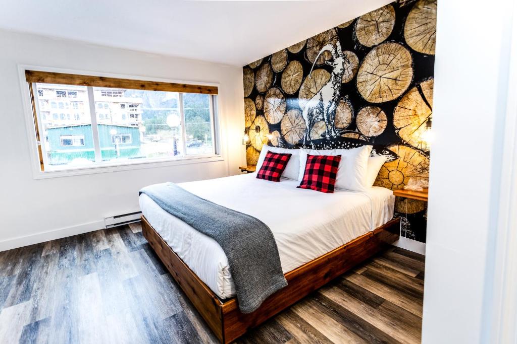 Postel nebo postele na pokoji v ubytování Crash Hotel Squamish