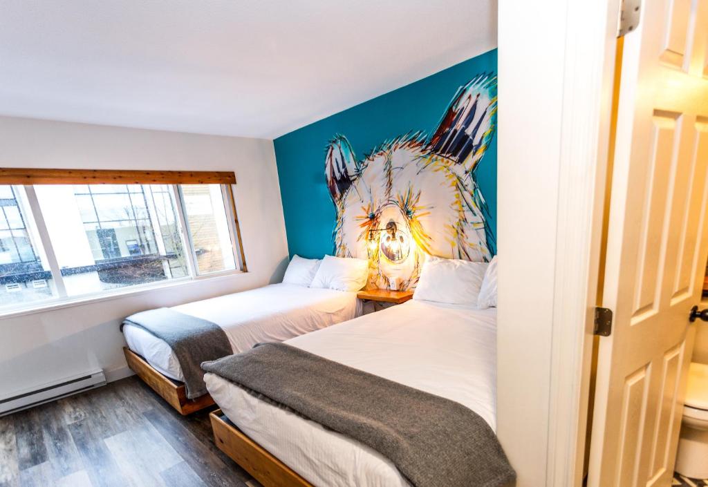Postel nebo postele na pokoji v ubytování Crash Hotel Squamish