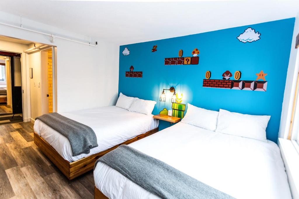 Postel nebo postele na pokoji v ubytování Crash Hotel Squamish