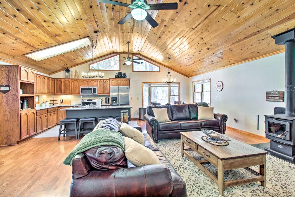 Η κουζίνα ή μικρή κουζίνα στο Pet-Friendly Cabin in Pinetop-Lakeside!