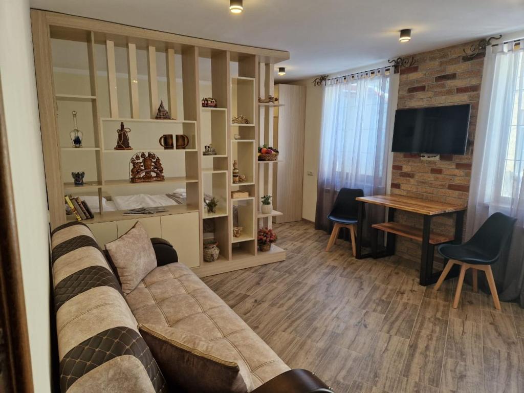 sala de estar con sofá y mesa en Дом, en Gyumri