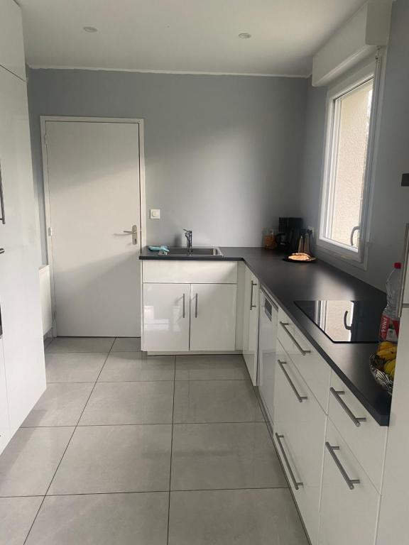 Kuchyňa alebo kuchynka v ubytovaní Chambre chez Marjorie