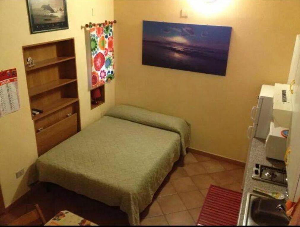 シラクーサにあるCavour Apartmentのベッド1台とシンク付きの小さな客室です。
