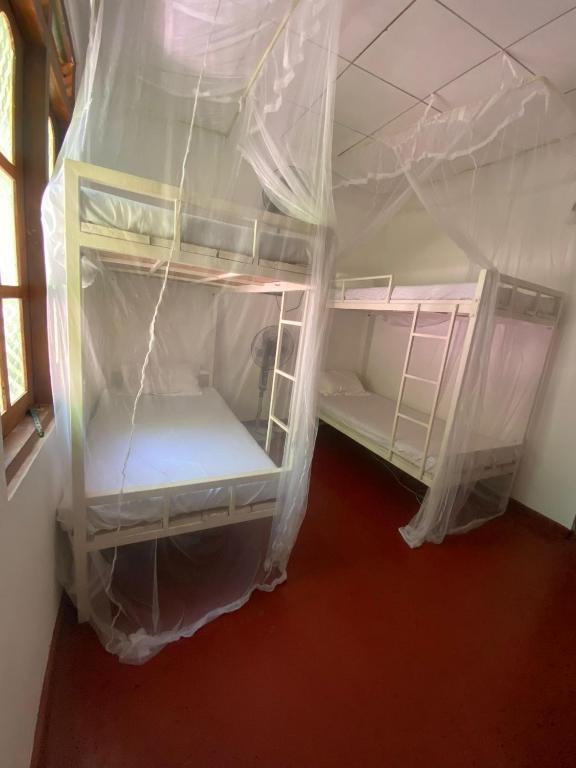 Postel nebo postele na pokoji v ubytování Guruge villa