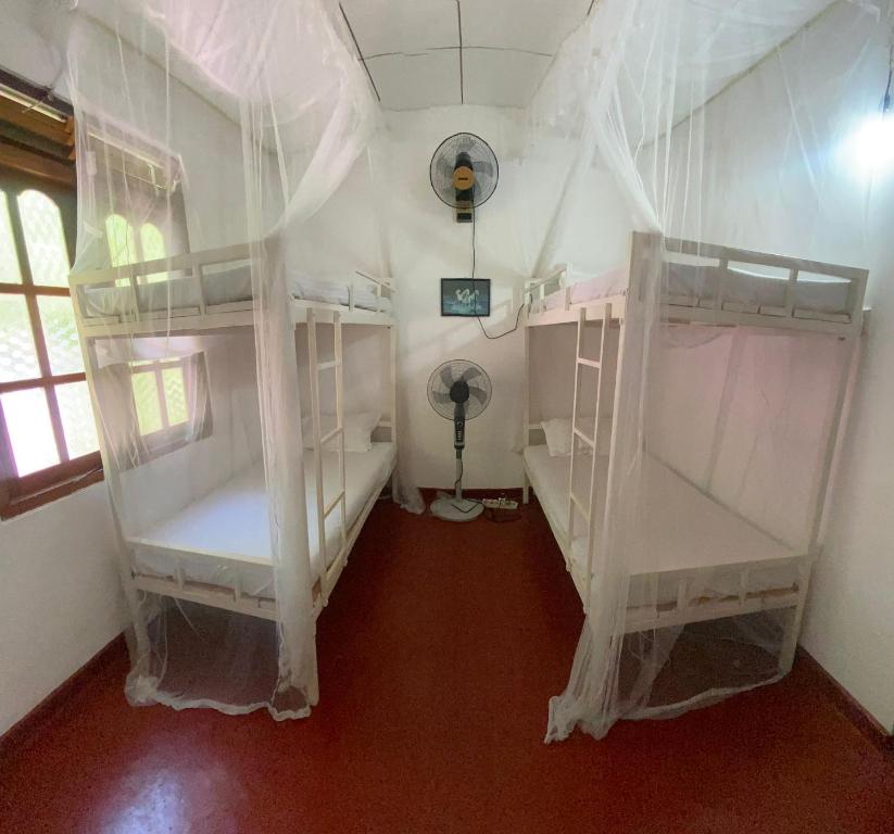 Postel nebo postele na pokoji v ubytování Guruge villa