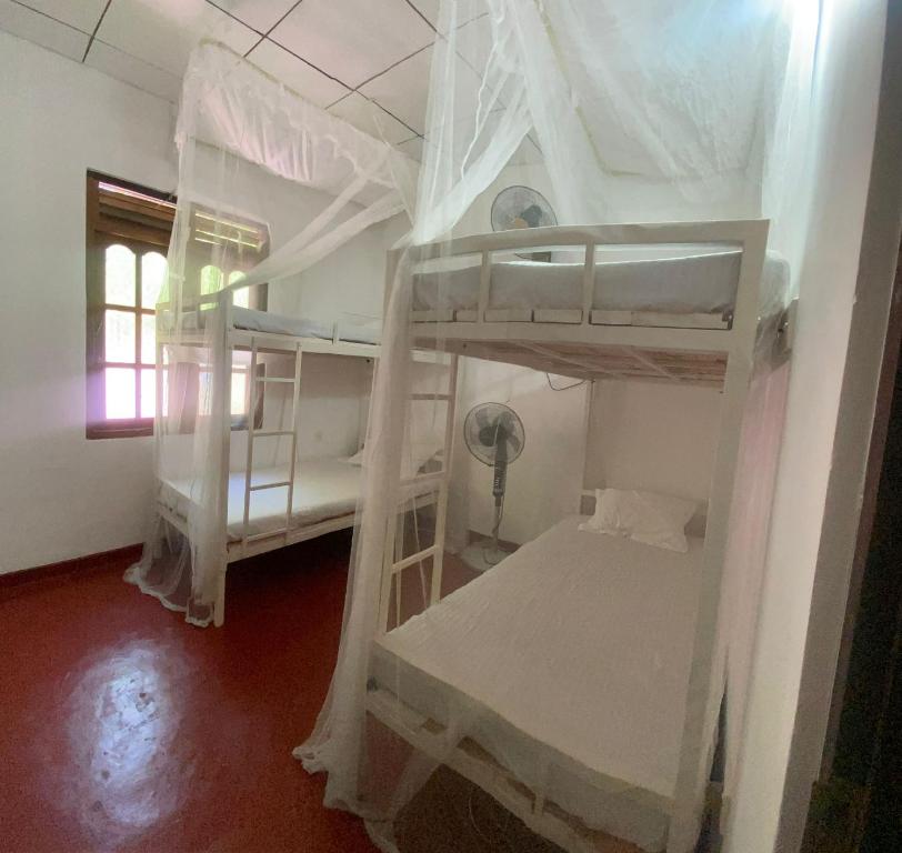 Postel nebo postele na pokoji v ubytování Guruge villa