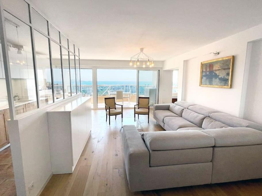sala de estar con sofá y mesa con sillas en Fabuleuse vue mer-Appart 110 m2 - métro et bus, en Marsella
