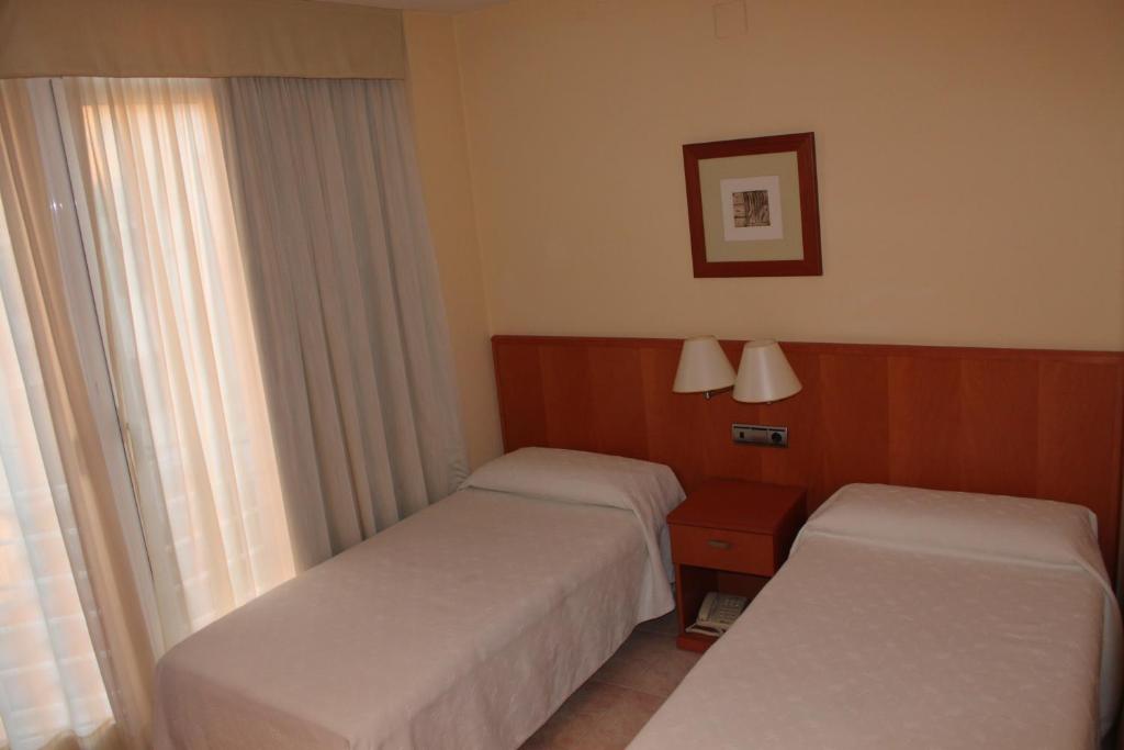 Posteľ alebo postele v izbe v ubytovaní Hotel del Port