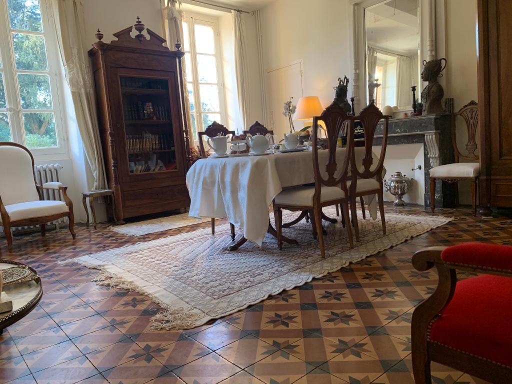 a dining room with a table and chairs at Le Moulin du Carla in Lavaur