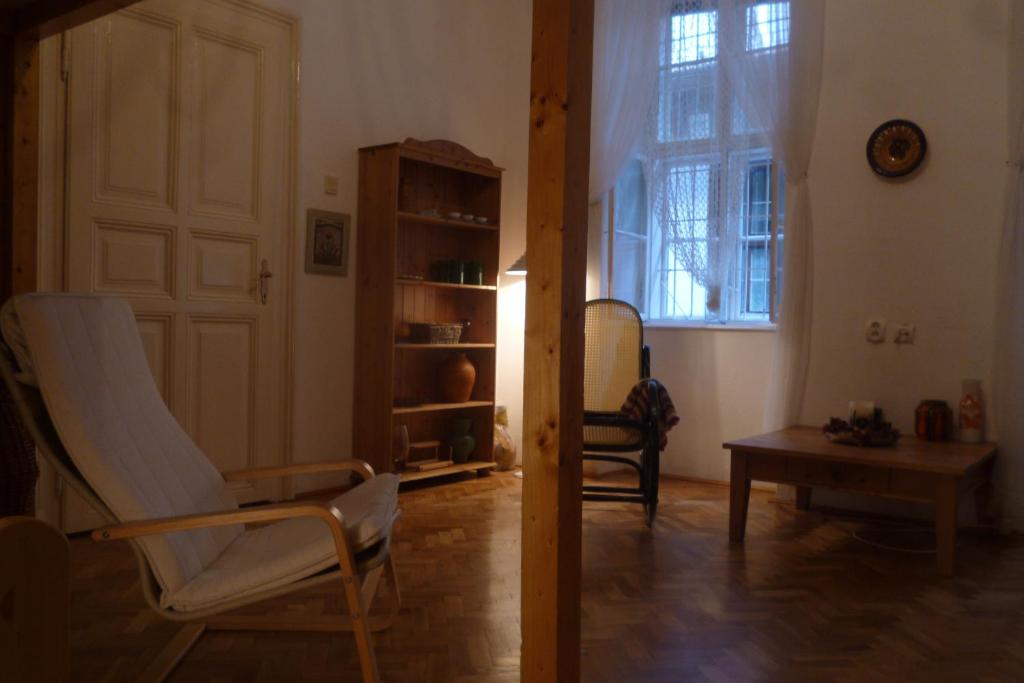 ブダペストにあるIzabella Studioのリビングルーム(ドア、椅子、テーブル付)