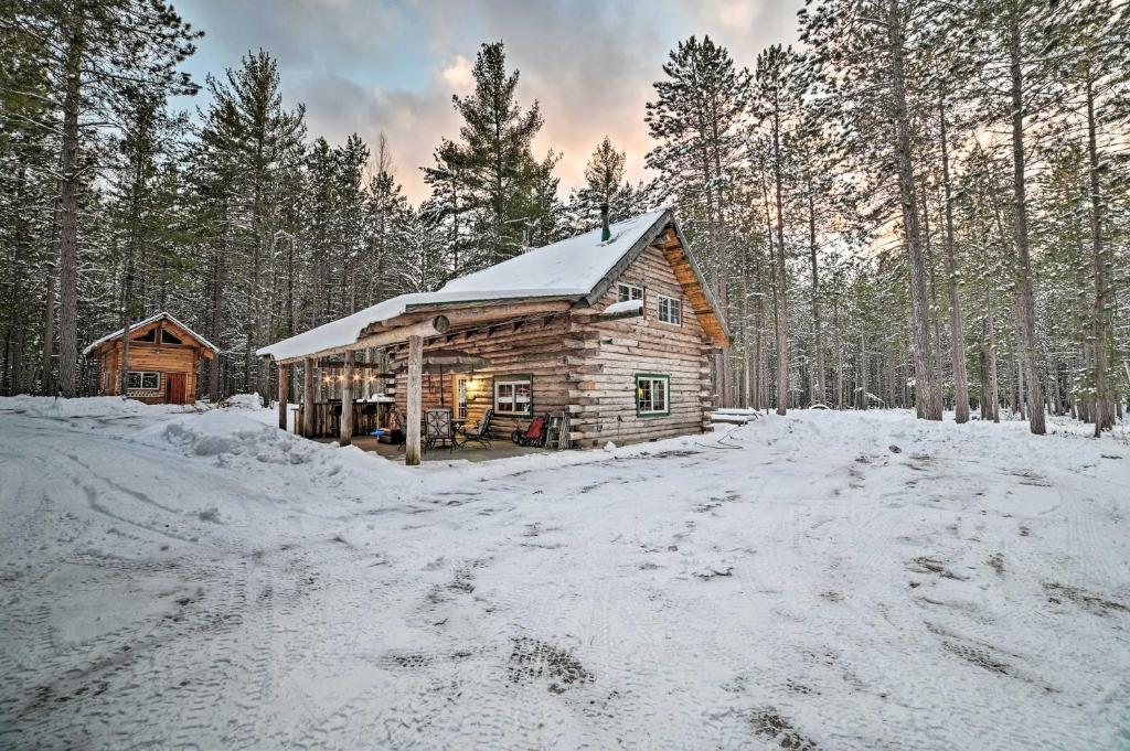 une cabane en rondins dans les bois dans la neige dans l'établissement Secluded Vanderbilt Cabin, 9 Mi to Treetops!, à Vanderbilt