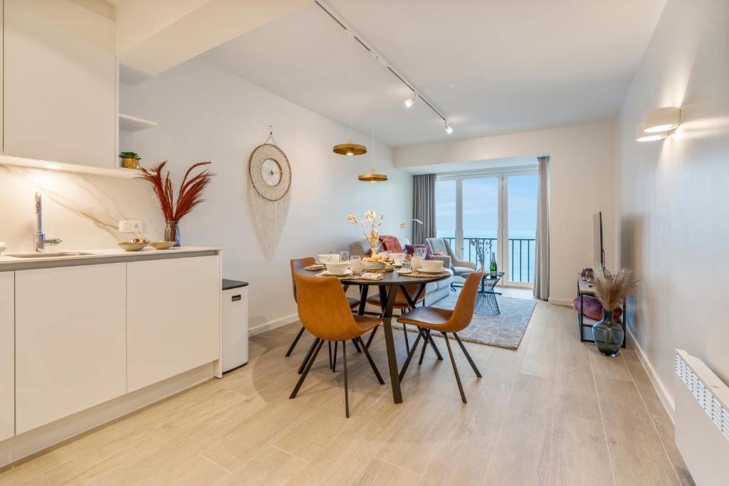 cocina y comedor con mesa y sillas en Seagusta - sea view apartment in Middelkerke, en Middelkerke
