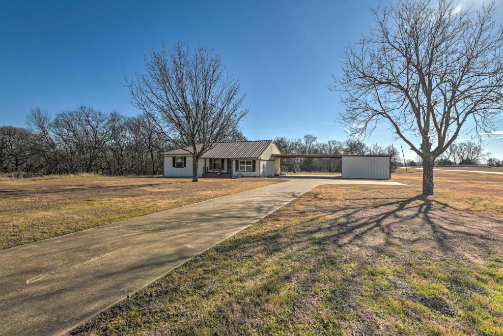 una casa con un árbol en medio de una entrada en Charming Palmer Family Home on 5 Acres!, en Palmer