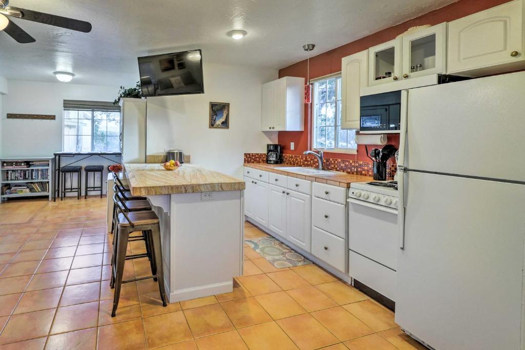 uma cozinha com um frigorífico branco e um balcão em Peaceful Pet-Friendly Payson Vacation Rental em Payson