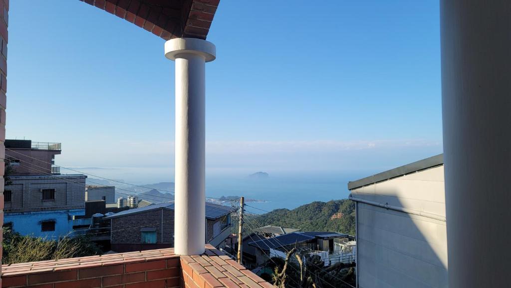 um poste branco no topo de um edifício em 九份慕心原宿 em Jiufen