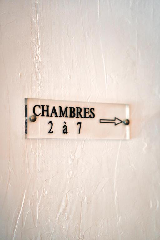 a sign on a wall that reads chambres at Hotel Les Palmiers in Sainte-Maxime