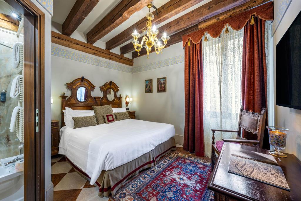 Postel nebo postele na pokoji v ubytování Hotel Palazzo Priuli