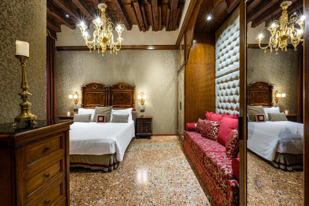 Postel nebo postele na pokoji v ubytování Hotel Palazzo Priuli