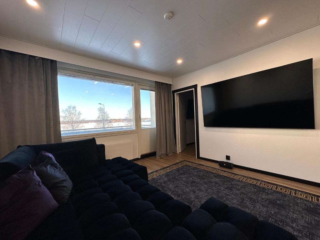 TV a/nebo společenská místnost v ubytování Spectacular River View - Downtown Rovaniemi