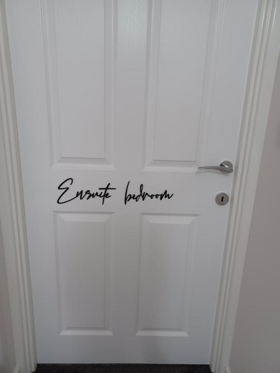 Una puerta blanca con las palabras "salida prohibida" escrita en ella en Spacious Ensuite King Room Private Neighbourhood Free Parking Space en Oldham