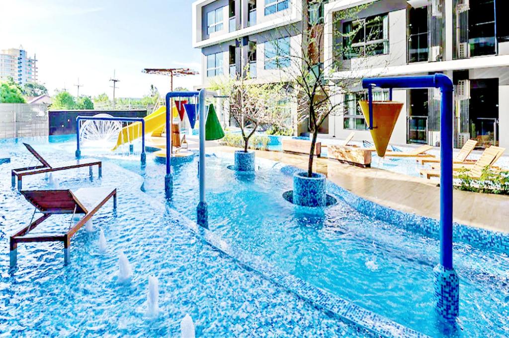 einen Pool mit Wasser und einem Spielplatz mit Rutschen in der Unterkunft Hua Hin Soi 7 - Ji Ya in Hua Hin
