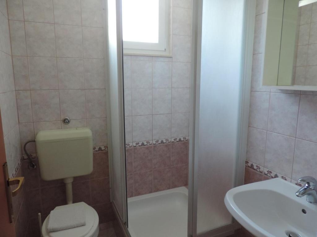 Fotografia z galérie ubytovania Apartment in Brela with sea view, terrace, WiFi, washing machine 4947-2 v destinácii Brela