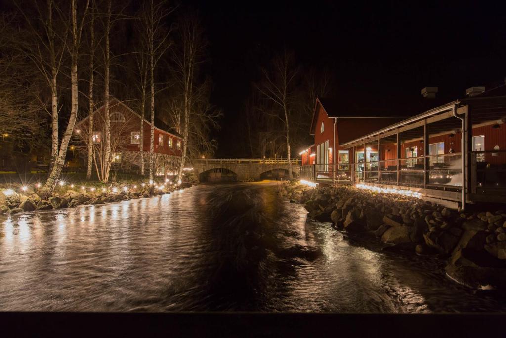 Výhled na řeku, která protéká v blízkosti hotelu