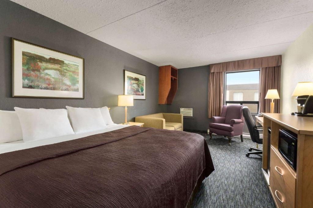 Postel nebo postele na pokoji v ubytování Travelodge by Wyndham Edmonton West