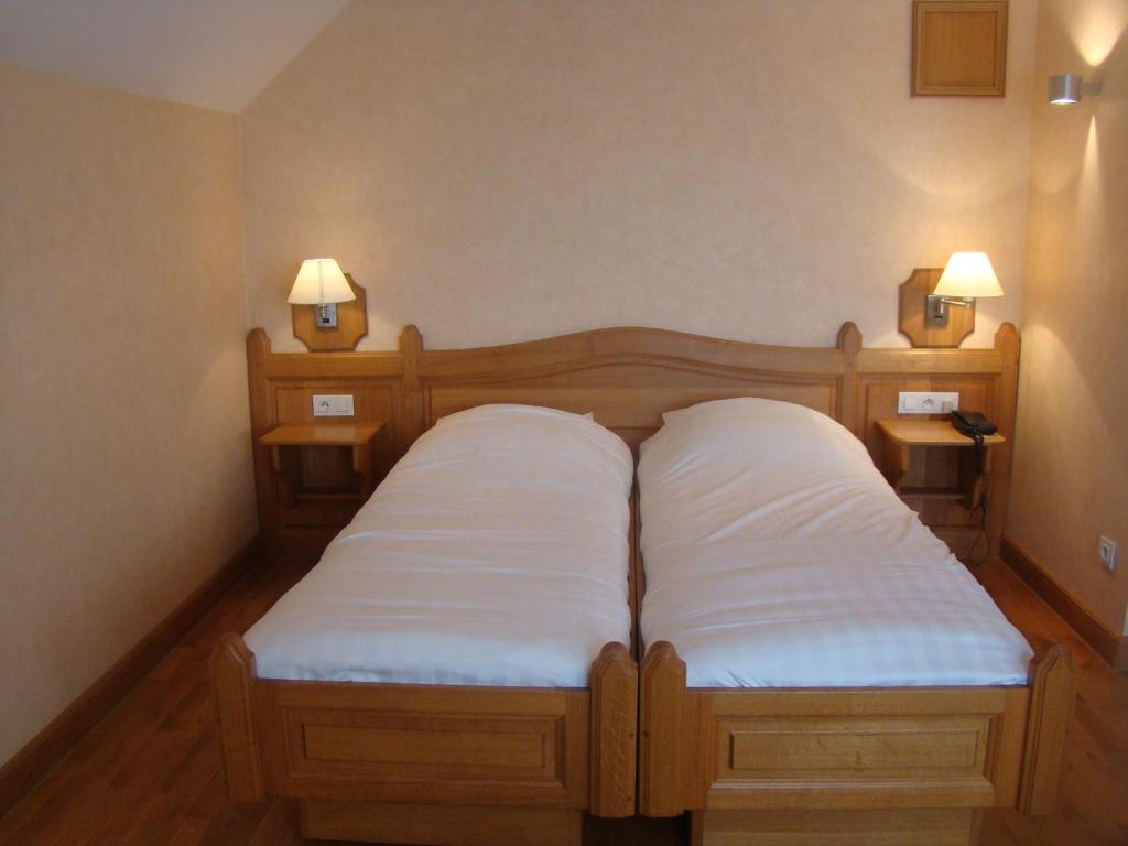 Postel nebo postele na pokoji v ubytování Hôtel Restaurant N 4