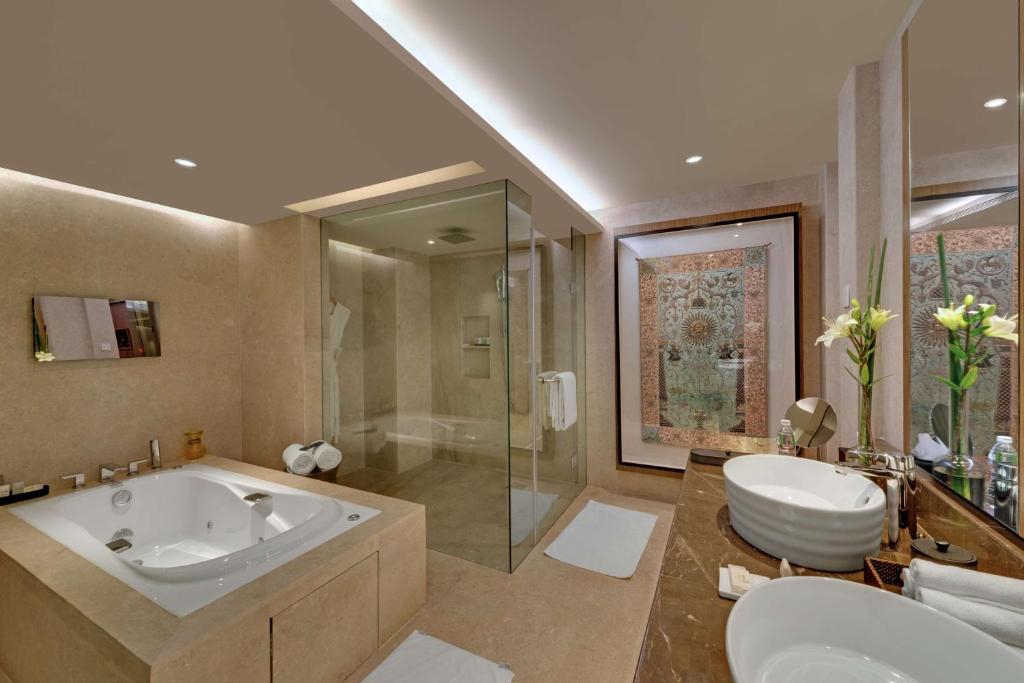 Koupelna v ubytování Hyatt Regency Ahmedabad