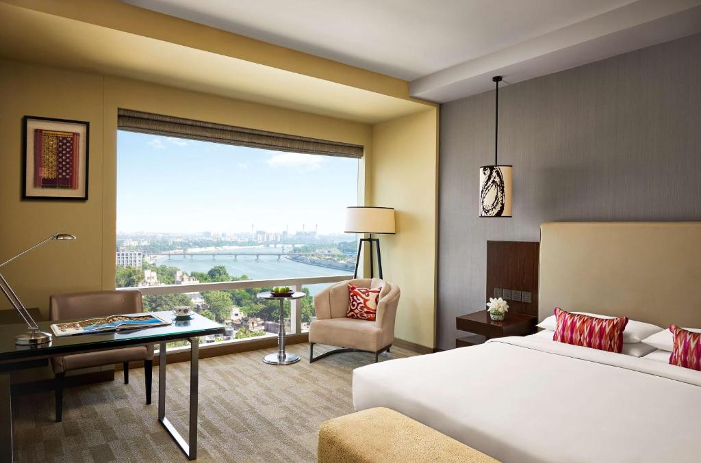 Postel nebo postele na pokoji v ubytování Hyatt Regency Ahmedabad