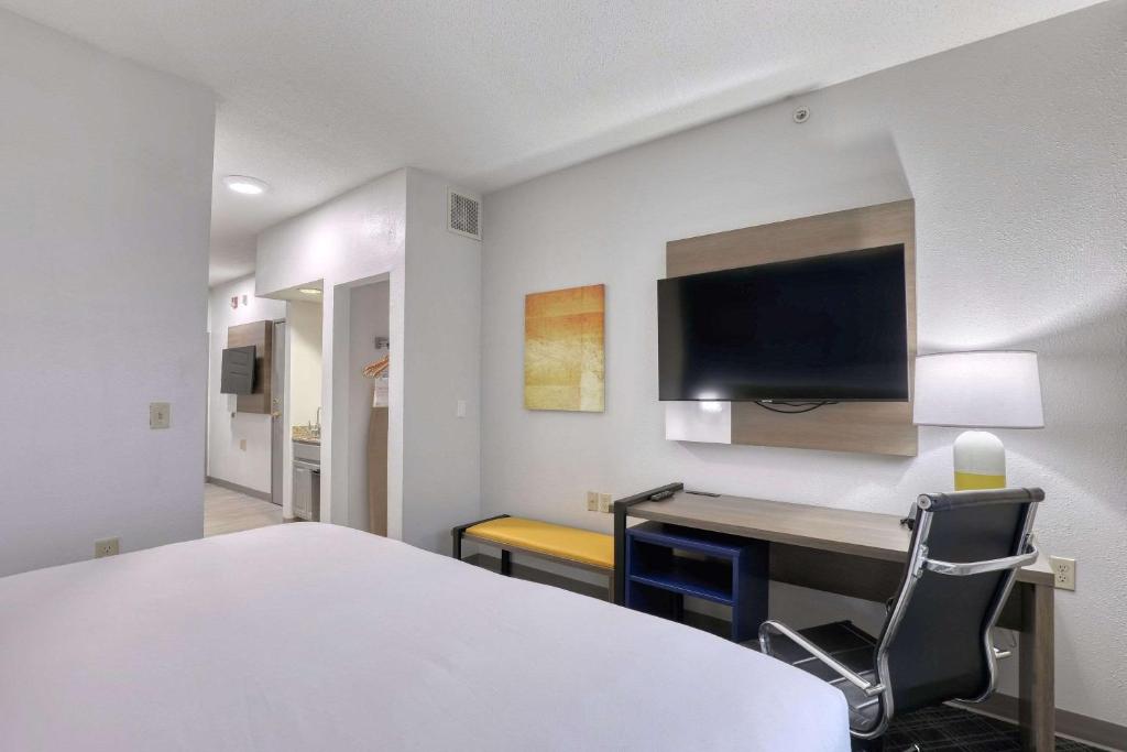 Comfort Suites Milwaukee Airport - King Suite - No Fumadores