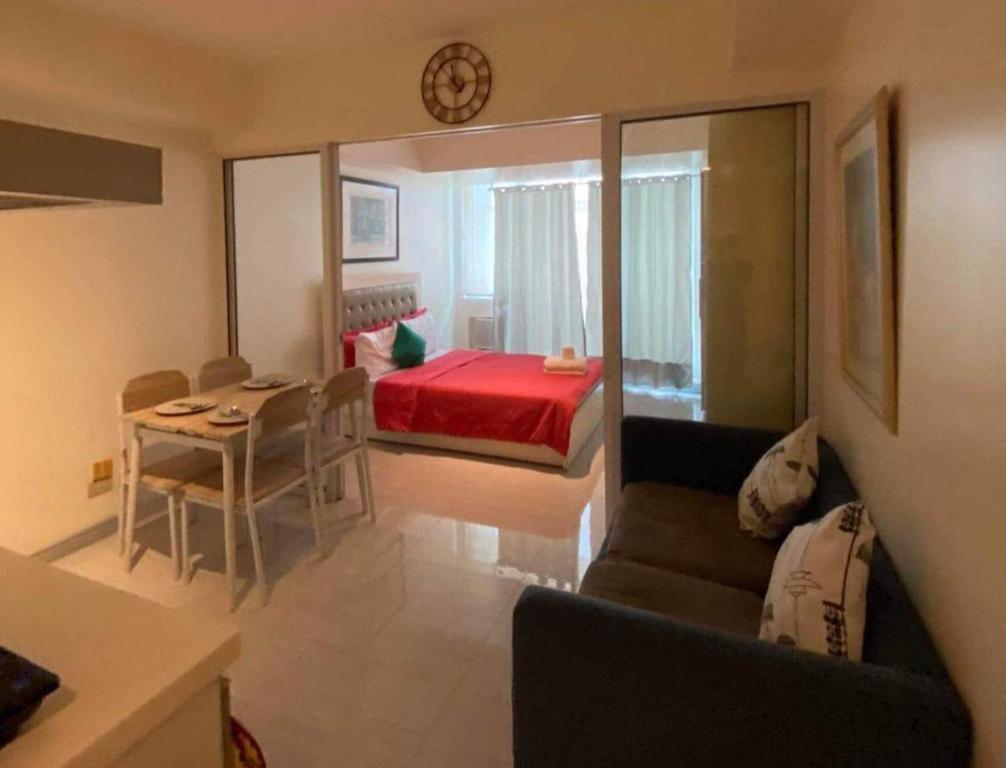 Postel nebo postele na pokoji v ubytování Azure Urban Resort with WIFI and Netflix