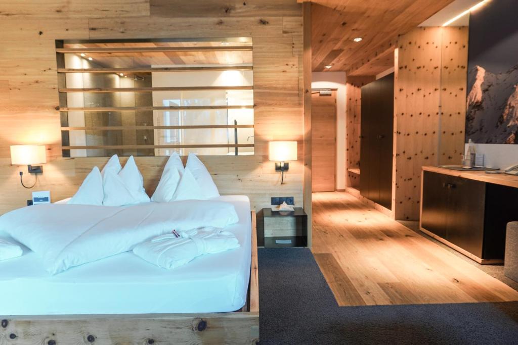 Postel nebo postele na pokoji v ubytování Charme Hotel Friedrich