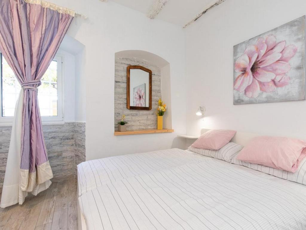 Habitación blanca con cama y ventana en Studio Apartment Sisi en Opatija
