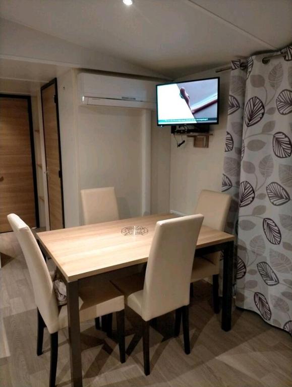Televízia a/alebo spoločenská miestnosť v ubytovaní Mobil Home St Jean De Monts A166