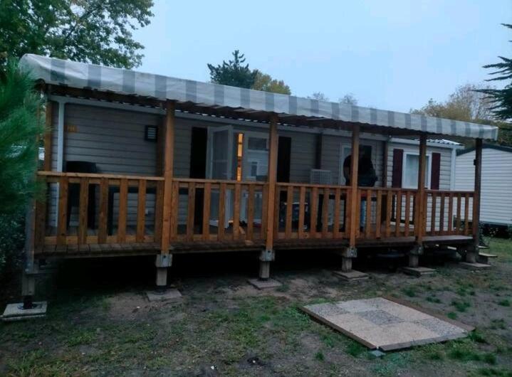 Budova, v ktorej sa kemping nachádza