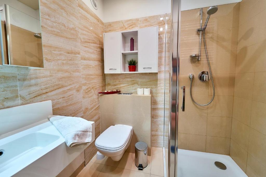 łazienka z prysznicem, toaletą i umywalką w obiekcie Apartamenty Świnoujście - Aleja Baltic Park Molo C206 w Świnoujściu