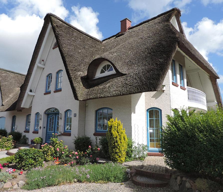 a house with a thatched roof at Ferienhaus Uhlenhorst in Büsumer Deichhausen