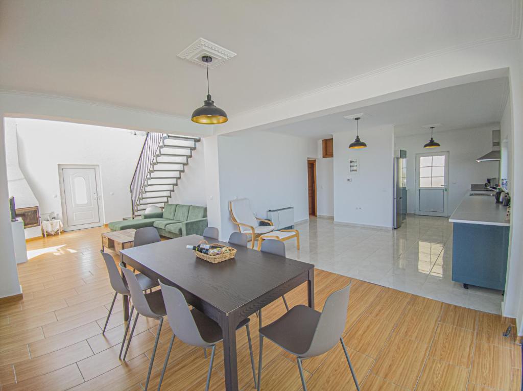 Kuchnia lub aneks kuchenny w obiekcie Modern villa with infinity pool close to the sea