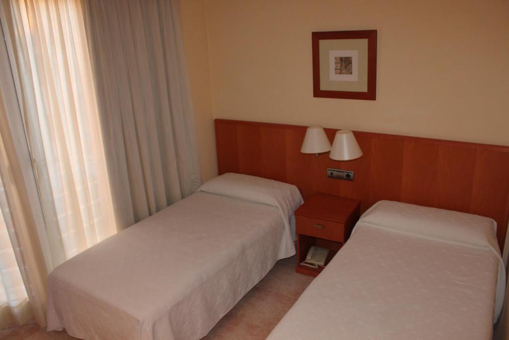 Posteľ alebo postele v izbe v ubytovaní Hotel del Port