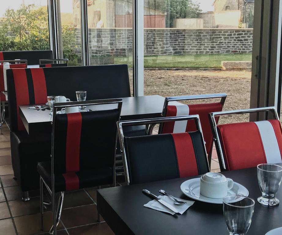 Restaurace v ubytování Contact Hotel Les Montois