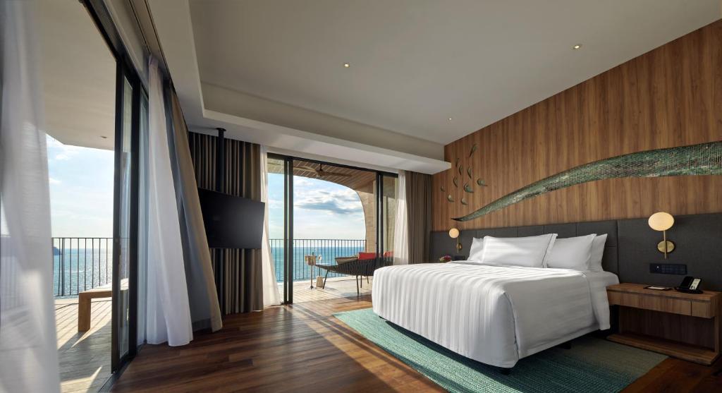 Postel nebo postele na pokoji v ubytování PARKROYAL Langkawi Resort