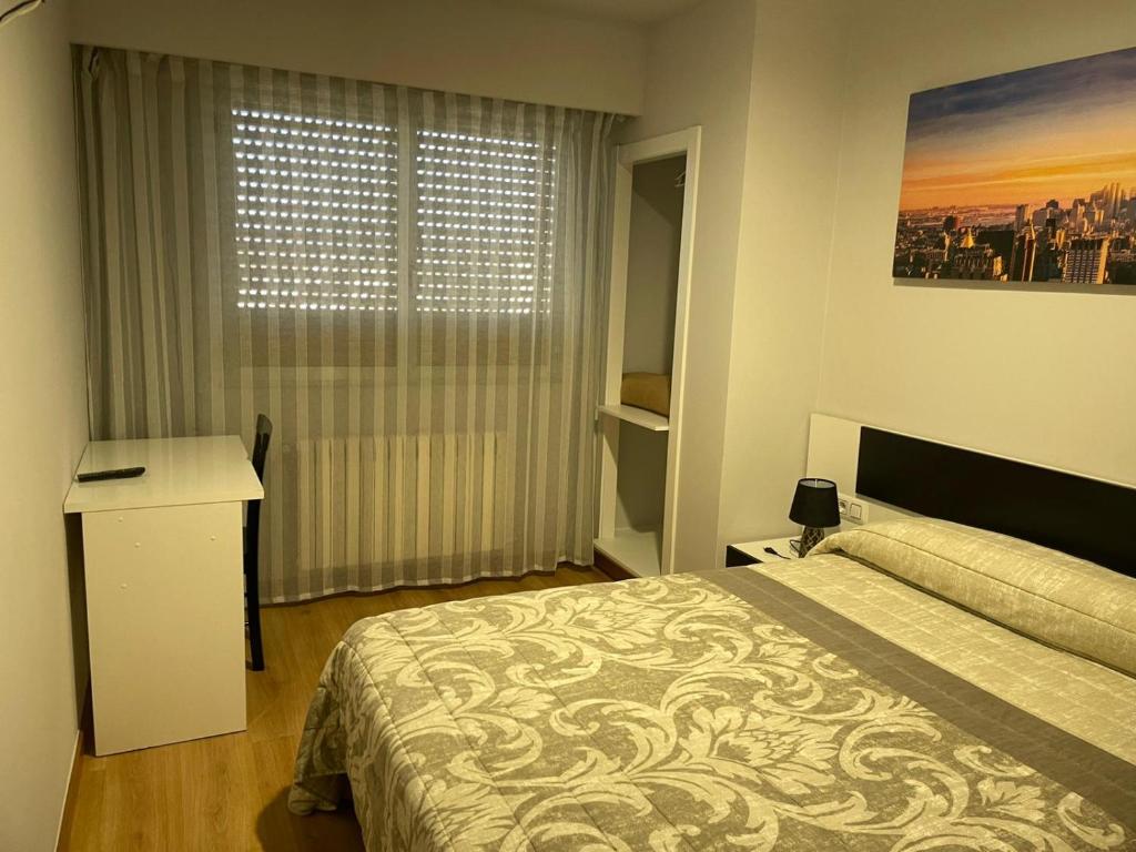 Posteľ alebo postele v izbe v ubytovaní HOSTAL CID
