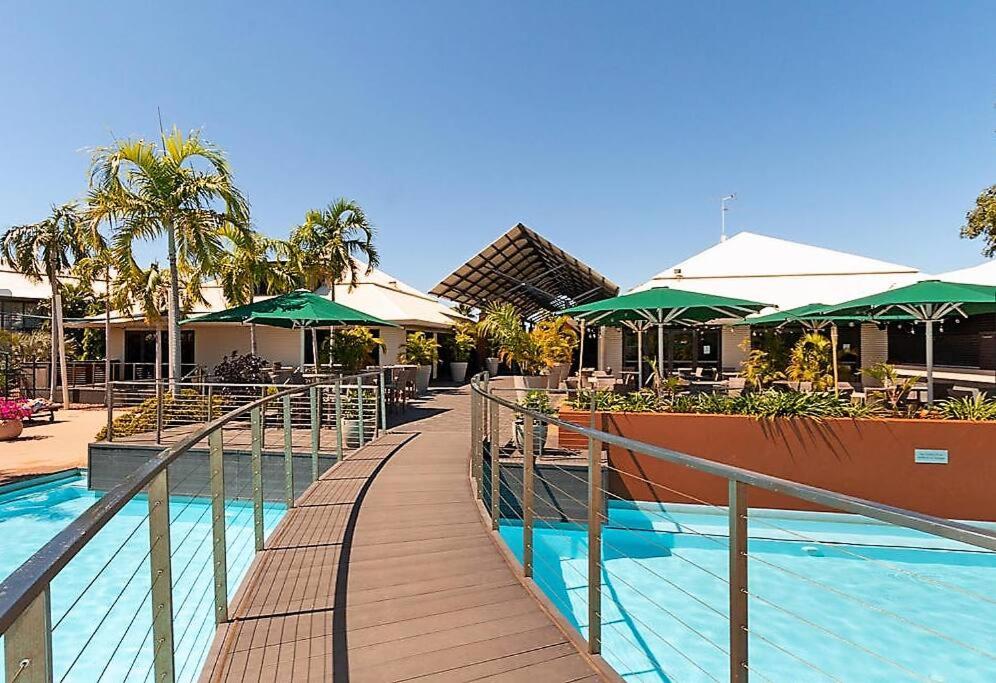 สระว่ายน้ำที่อยู่ใกล้ ๆ หรือใน Modern 2 Bed Apartment - Oaks Resort, Cable Beach