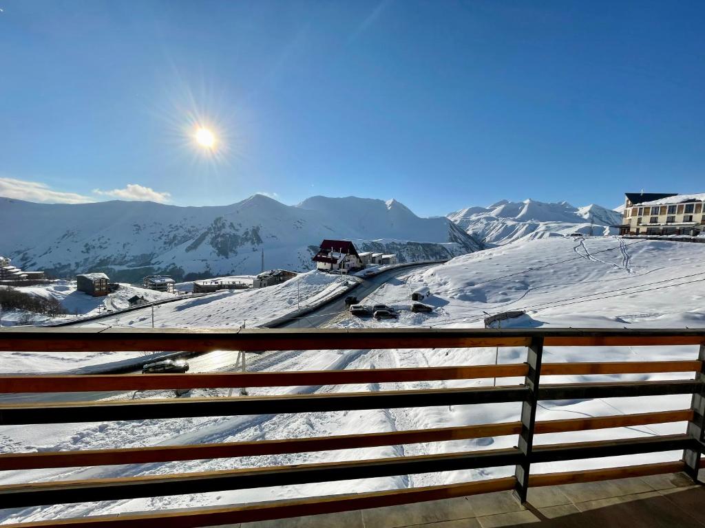Vista general d'una muntanya o vistes d'una muntanya des de l'hostal o pensió