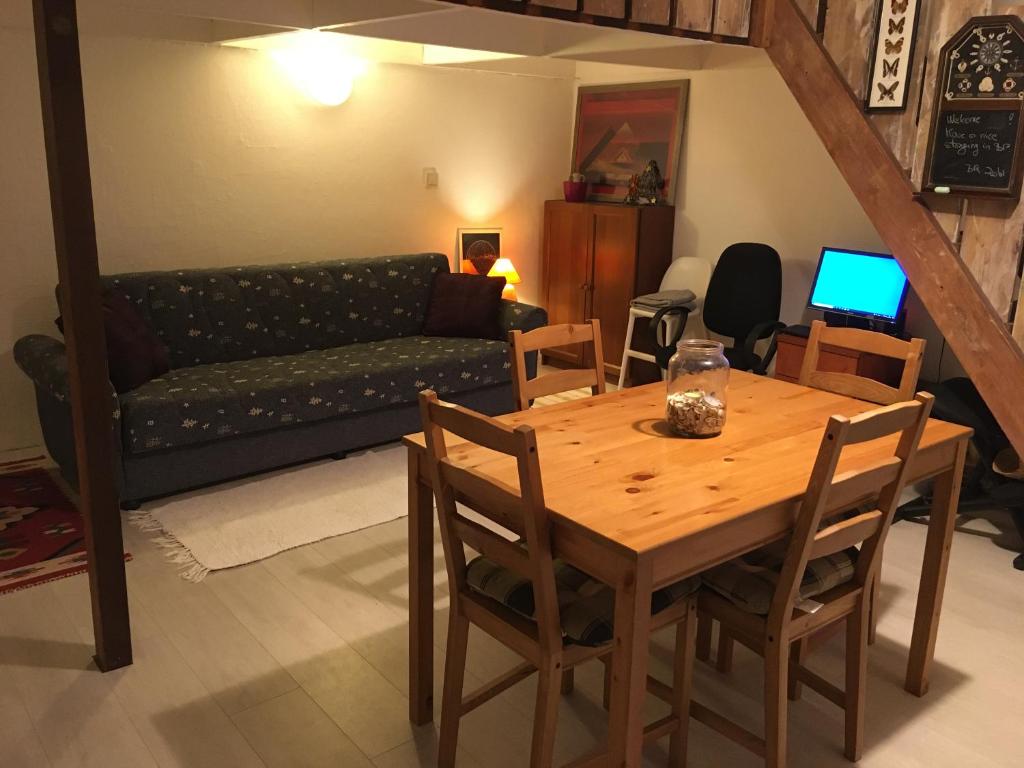 ブダペストにあるBella Apartmentのリビングルーム(木製テーブル、ソファ付)