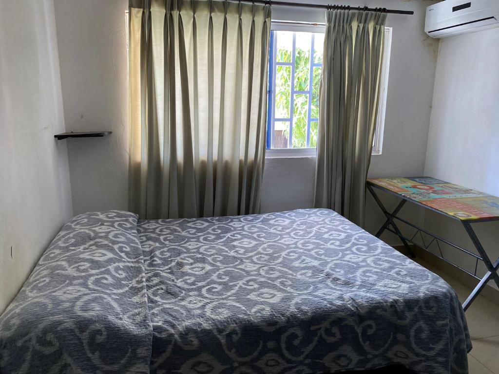 Habitación pequeña con cama y ventana en HABITACION PARA DOS PERSONAS en Barranquilla