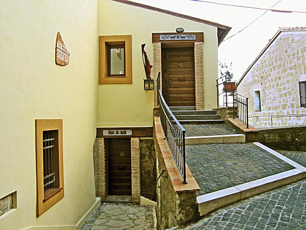 ein Gebäude mit einer Treppe, die zu einer Tür führt in der Unterkunft Rustic Chic in Ischia di Castro